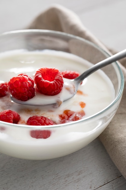 Foto gratuita bol de yogur con frambuesas