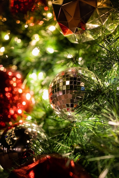Bola de adorno de plata en el árbol de navidad