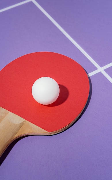 Foto gratuita bola de alto ángulo en paleta de ping pong