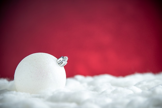 Foto gratuita bola de árbol de navidad blanca vista frontal