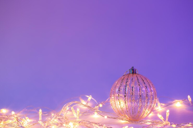 Foto gratuito bola de árbol de navidad y guirnalda en espacio de copia aislado de luz de neón