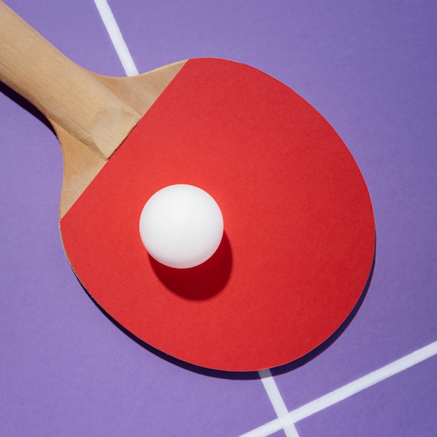 Bola blanca vista superior en paleta de ping pong