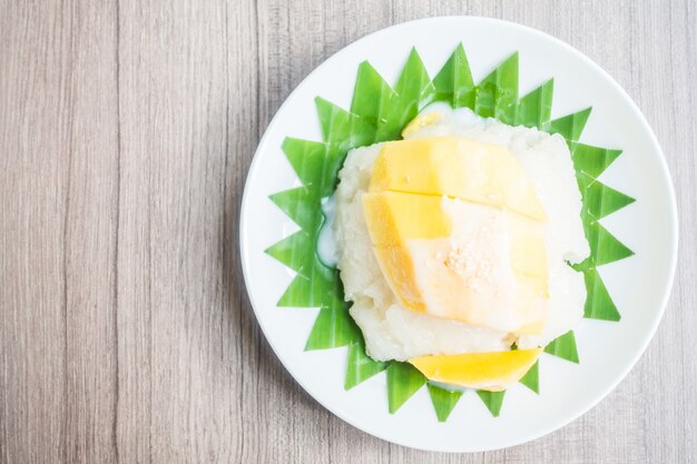 Bola de coco con mango por encima troceado