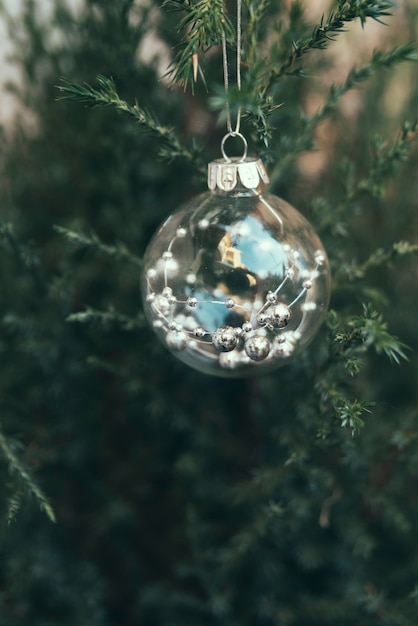 Foto gratuita bola de cristal en árbol de navidad
