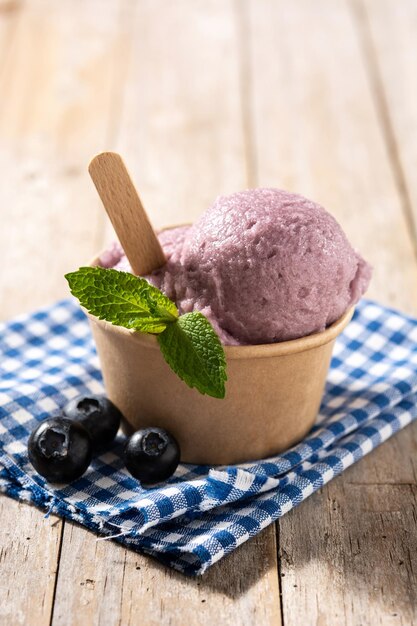 Bola de helado de arándanos en la mesa de madera