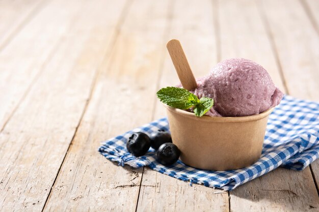 Bola de helado de arándanos en la mesa de madera