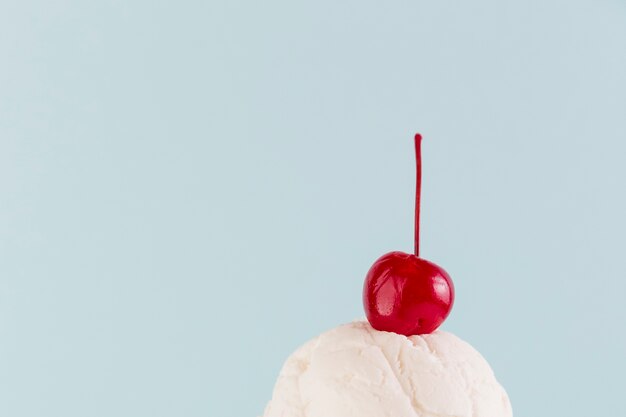 Bola de helado con cereza jugosa arriba