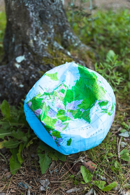 Foto gratuita bola del mundo en ruinas sobre hierba