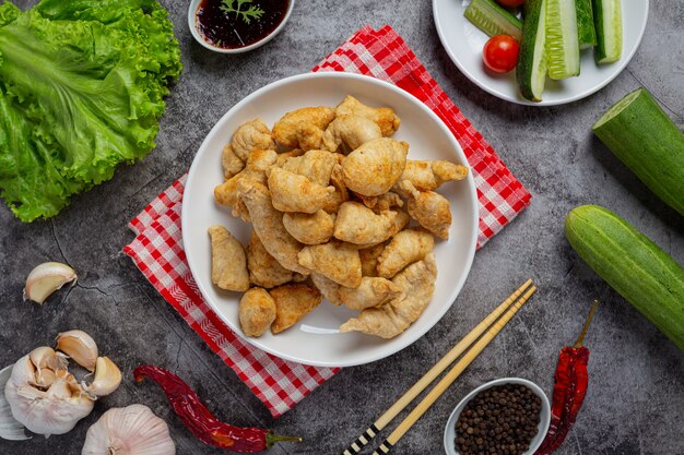 Bola de pescado frito en la superficie oscura.