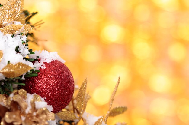 Una bola sobre un árbol de navidad