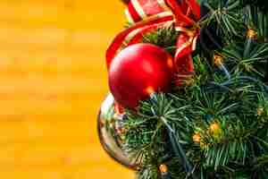 Foto gratuita bolas de un árbol de navidad