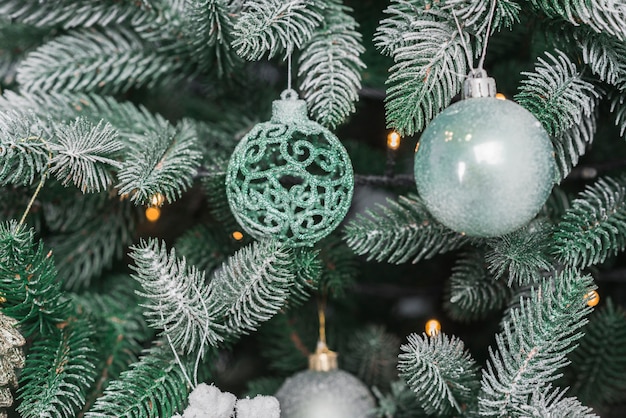Bolas en árbol de navidad