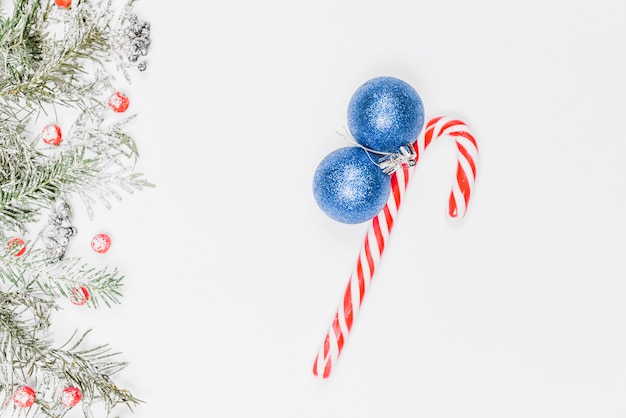 Foto gratuita bolas azules de navidad con bastón de caramelo
