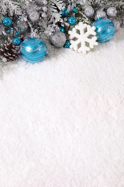 Bolas azules de navidad y un copo de nieve