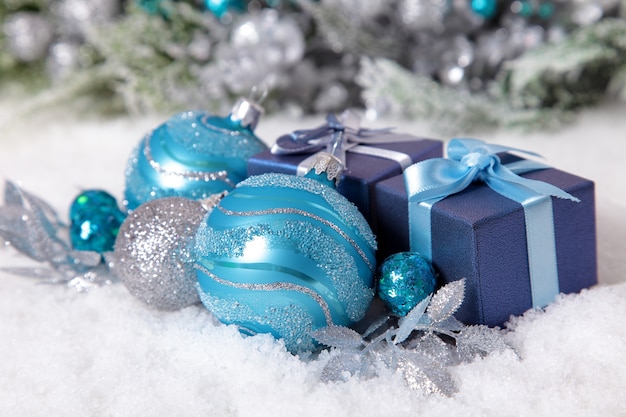 Bolas azules de navidad con un regalo