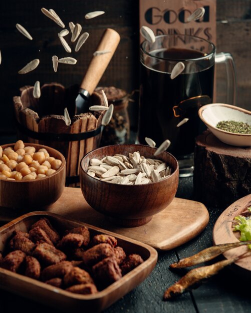 Bolas de bambú con nueces y fechas en su interior.