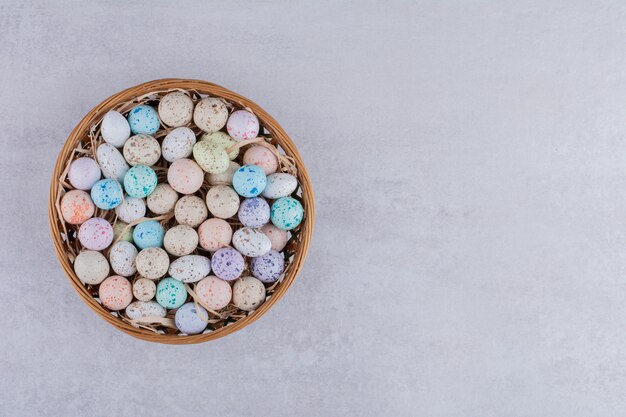 Bolas de caramelo de piedra de colores en una bandeja