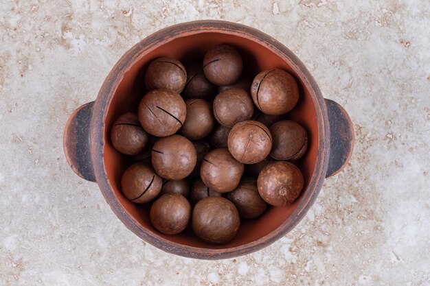 Bolas de chocolate apiladas en una olla pequeña