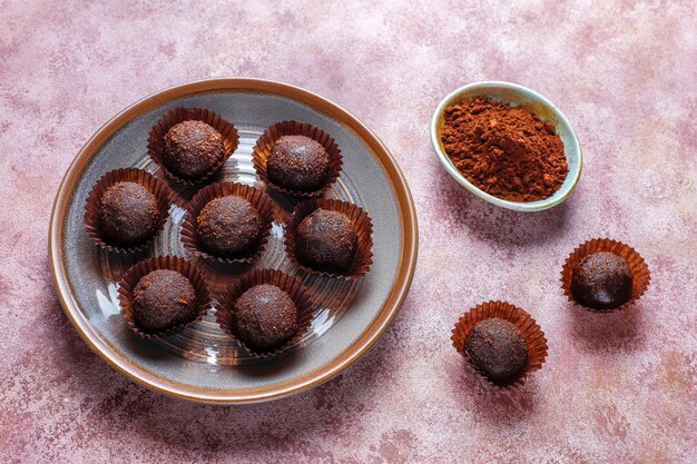 Bolas de chocolate con cacao en polvo.