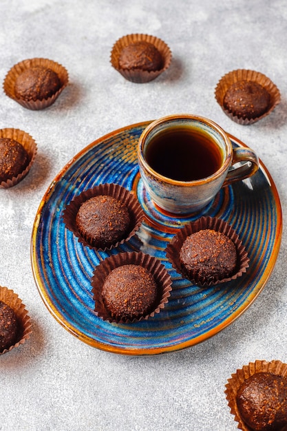 Bolas de chocolate con cacao en polvo.