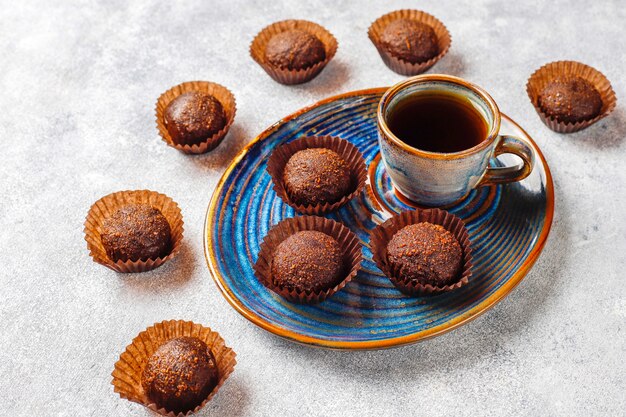 Bolas de chocolate con cacao en polvo.