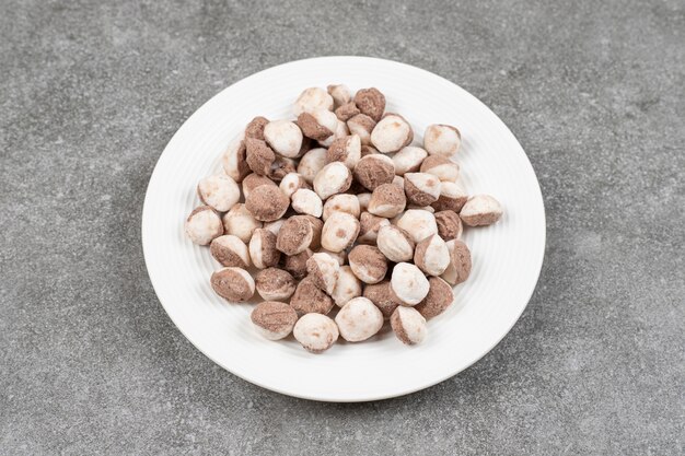 Bolas de chocolate dulce en un plato blanco