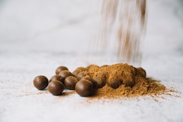 Bolas de chocolate saludables hechas en casa espolvoreadas con cacao