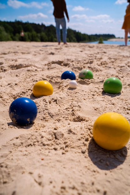 Bolas de colores en la arena de alto ángulo