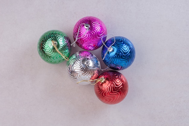 Bolas de colores de Navidad sobre superficie blanca
