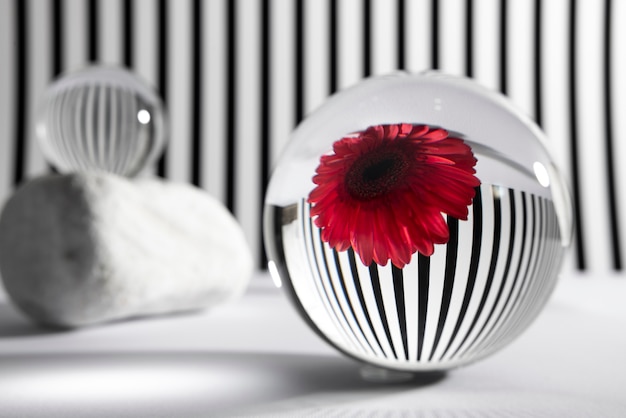 Foto gratuita bolas de cristal y arreglo floral