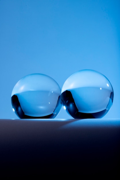 Bolas de cristal con fondo azul.