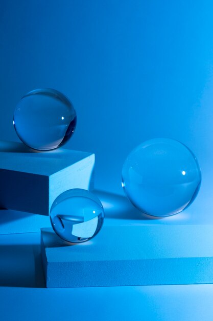Bolas de cristal con fondo azul.
