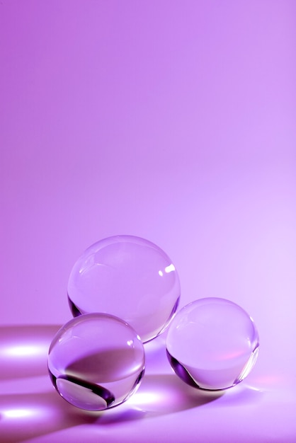 Foto gratuita bolas de cristal con fondo morado.