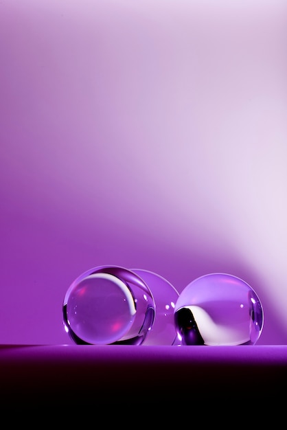 Bolas de cristal con fondo morado.