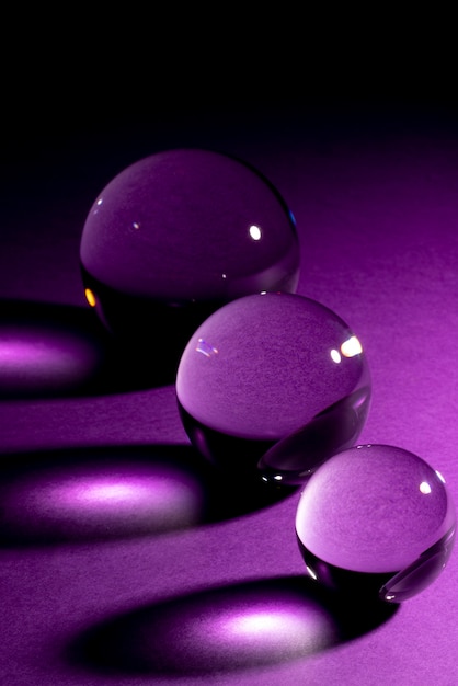 Bolas de cristal con fondo morado.