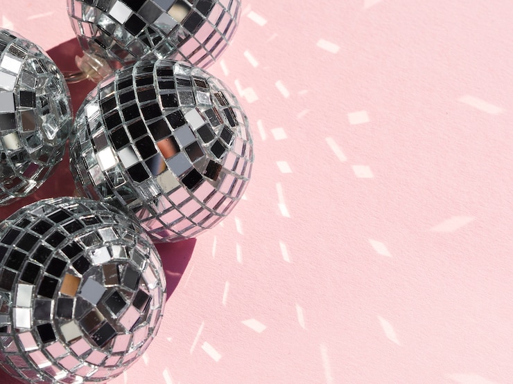 Foto gratuito bolas de discoteca plateadas de primer plano
