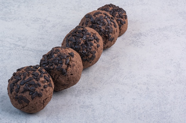 Foto gratuita bolas de galleta con chispas de chocolate, sobre el fondo de mármol.