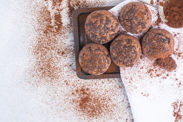 Foto gratuita bolas de galleta con chispas de chocolate en una toalla sobre una tabla, en el mármol.