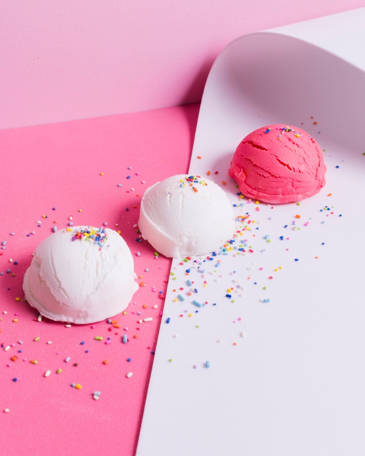 Foto gratuito bolas de helado de alto ángulo