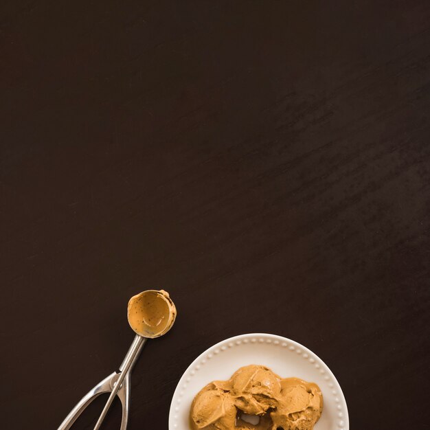 Bolas de helado en un plato y una cucharada