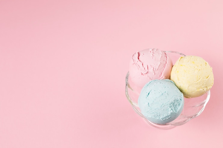 Foto gratuito bolas de helado en un plato