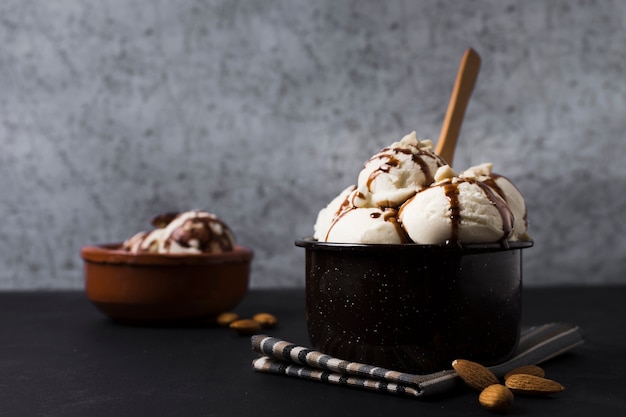 Bolas de helado sabroso primer plano con cobertura