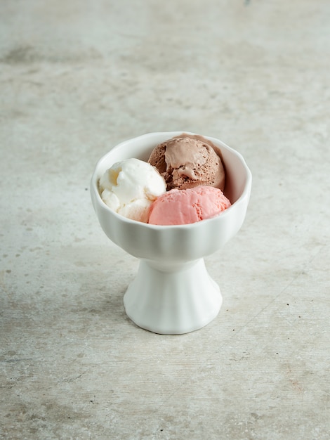 Foto gratuita bolas de helado servidas en taza