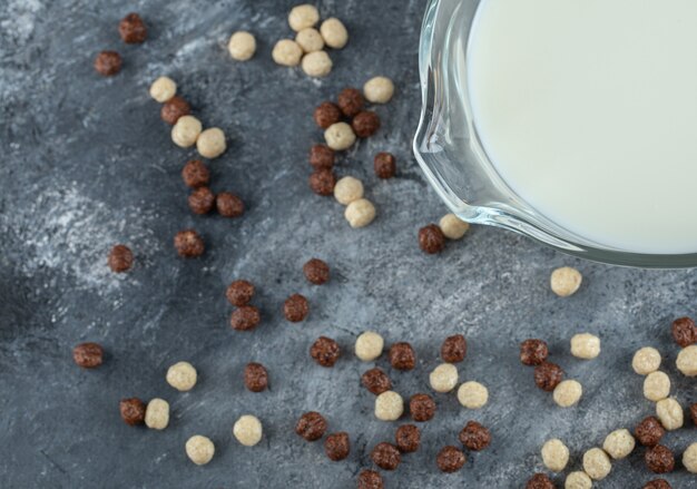 Bolas de leche fresca y cereales sobre mármol.
