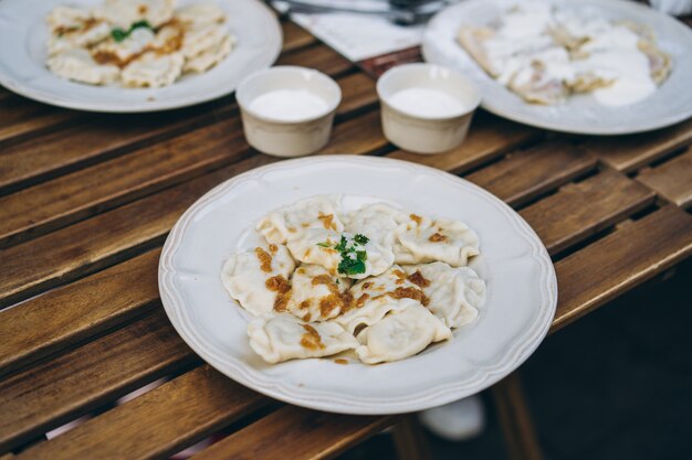 Bolas de masa hervida con tocino y hierbas en un plato