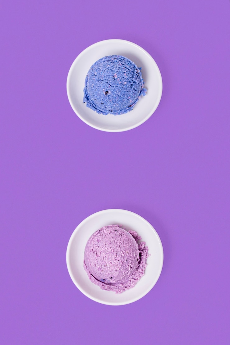 Foto gratuito bolas minimalistas de helado azul y violeta