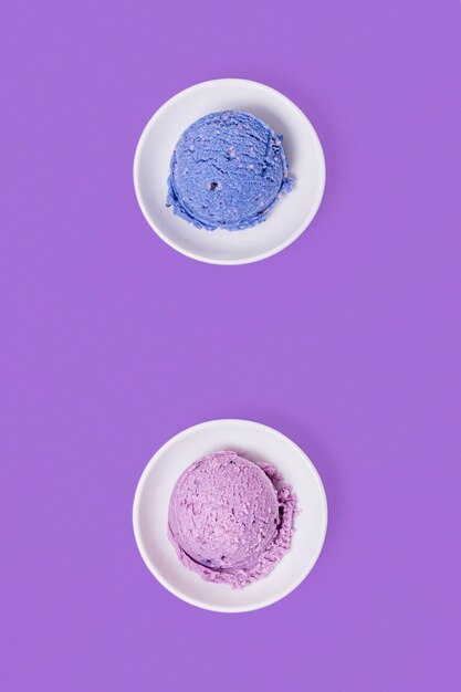 Bolas minimalistas de helado azul y violeta