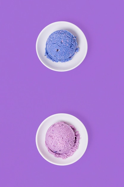 Bolas minimalistas de helado azul y violeta