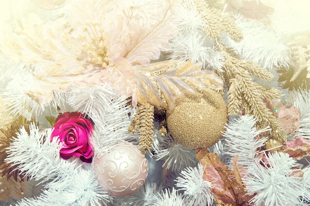 Bolas de navidad en un árbol