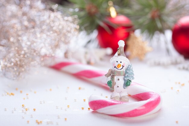 Bolas de navidad con barras de caramelo y un muñeco